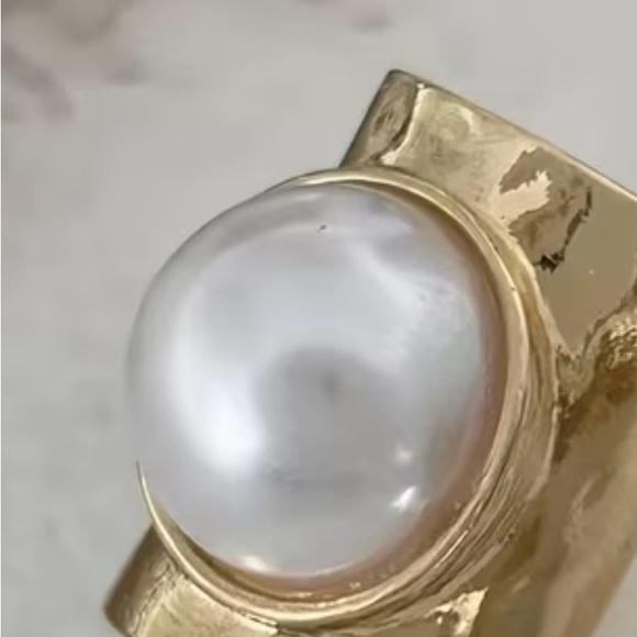 🎉Trendy🎉 Gold and Dome Shape Pearl Ring 💍 - Picture 3 of 4